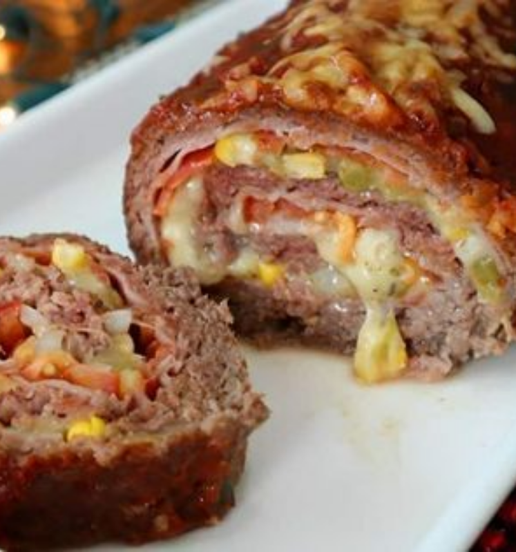 Misture carne moída com alguns ingredientes simples e prepare um rocambole tão saboroso que sua família vai pedir toda semana