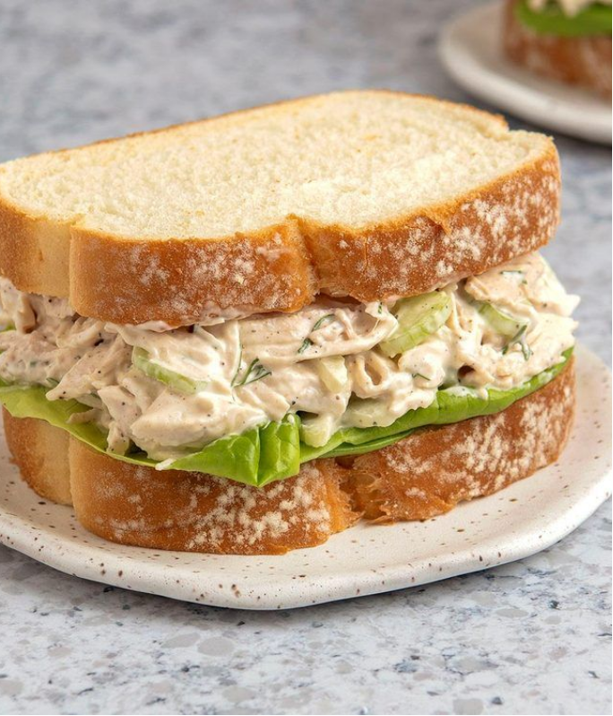 Misture frango desfiado com requeijão e prepare um sanduíche tão cremoso que vai virar seu lanche favorito