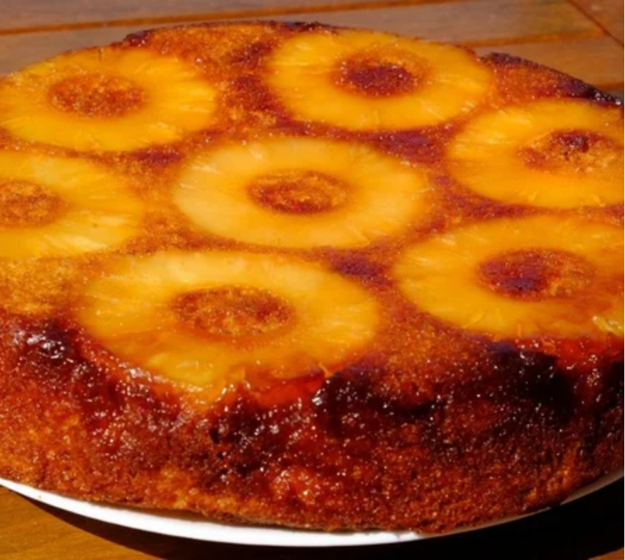 Juntei abacaxi fresquinho com um creme irresistível e o resultado foi uma sobremesa que acabou em minutos