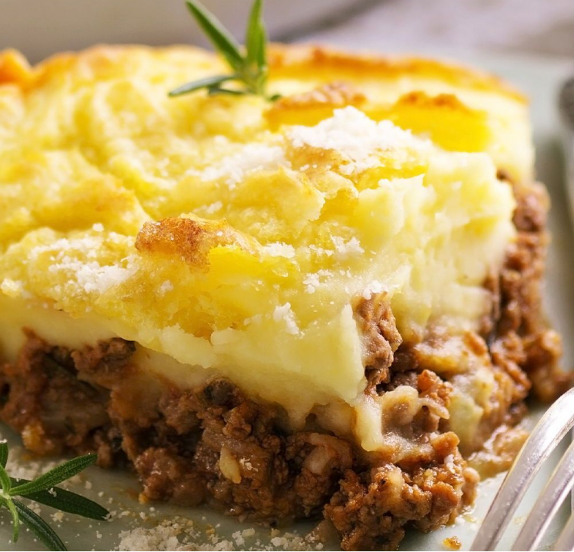 Refoguei carne moída bem temperada e cobri com um purê cremoso que deixou todo mundo pedindo mais