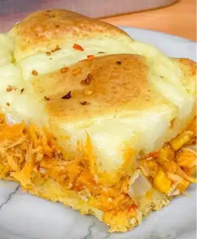 Misture frango desfiado com poucos ingredientes e prepare uma torta tão cremosa que ninguém acredita que não leva massa
