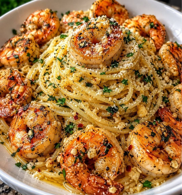 Misture camarão com alho e parmesão e prepare um macarrão tão cremoso que todos vão pedir a receita