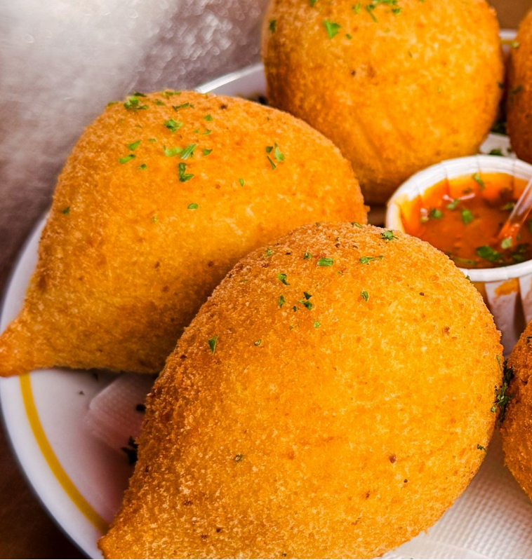Misture frango bem temperado com uma massa macia e descubra por que essa coxinha faz tanto sucesso