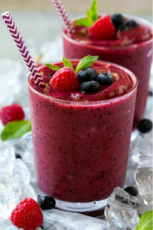 Junte frutas vermelhas congeladas com poucos ingredientes e prepare uma bebida tão cremosa que parece sobremesa